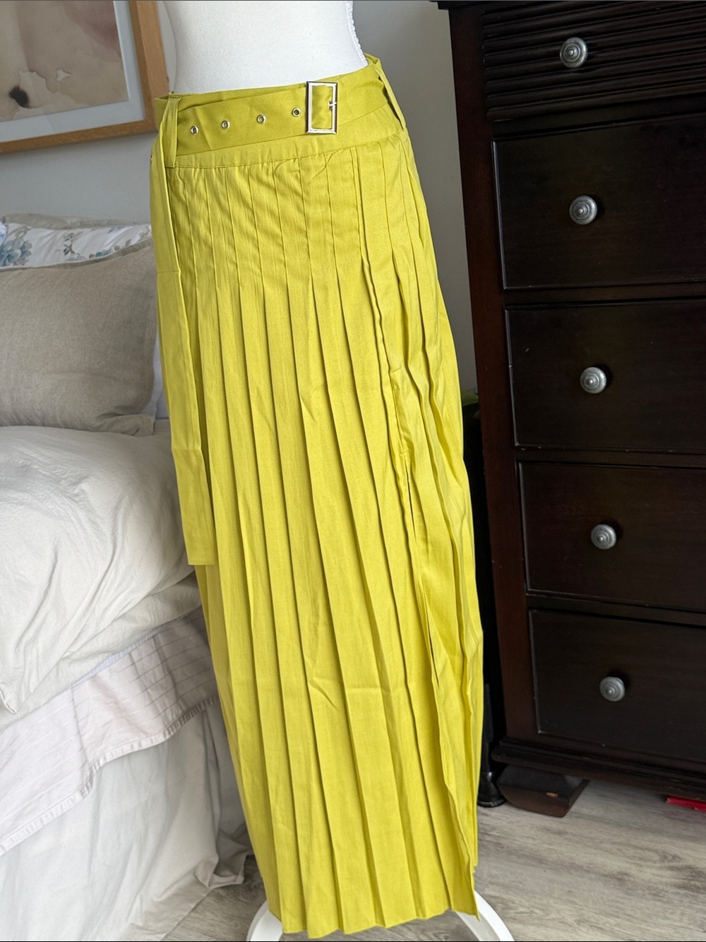 Pleated long skirt with belt
